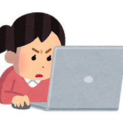 パソコンに熱中している女性